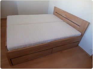 postel buk masiv napojovaný + šuplíky